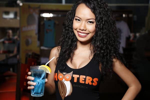 Hooters Girls Around the Globe Takeover Snapchat on New Year’s Eve